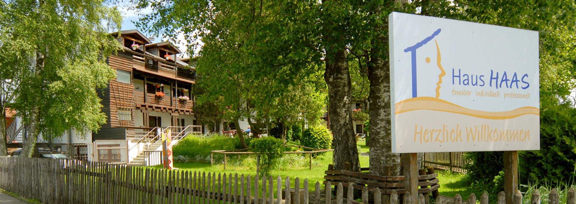 Haus Haas in Oy Haus Haas in Oy, Schild mit Garten und Gebäude im Hintergrund