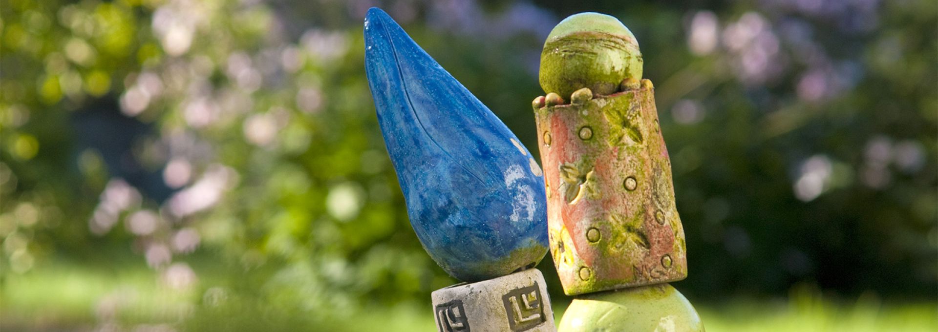 Haus Haas in Oy Keramische Kunstwerke im Garten vom Haus Haas in Oy