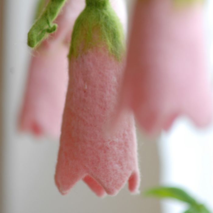 Detail im Esszimmer einer Wohngruppe Filzblumen am Fenster